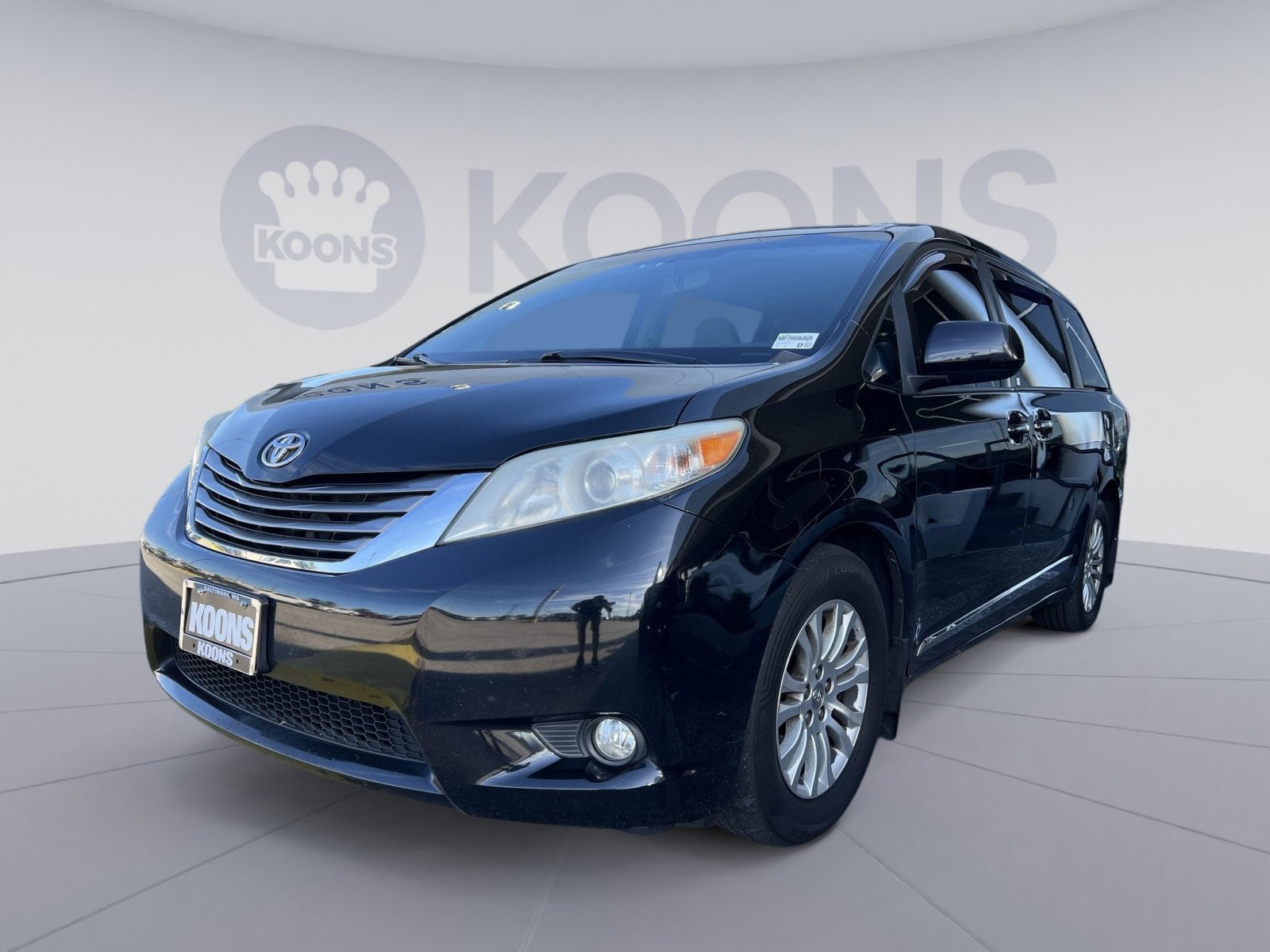 2017 Toyota Sienna XLE V6 7-Passenger Access Seat's photo